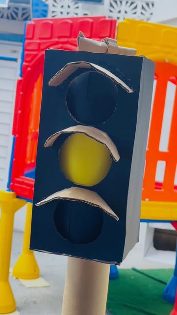 Semáforo feito pelos alunos para o projeto de trânsito